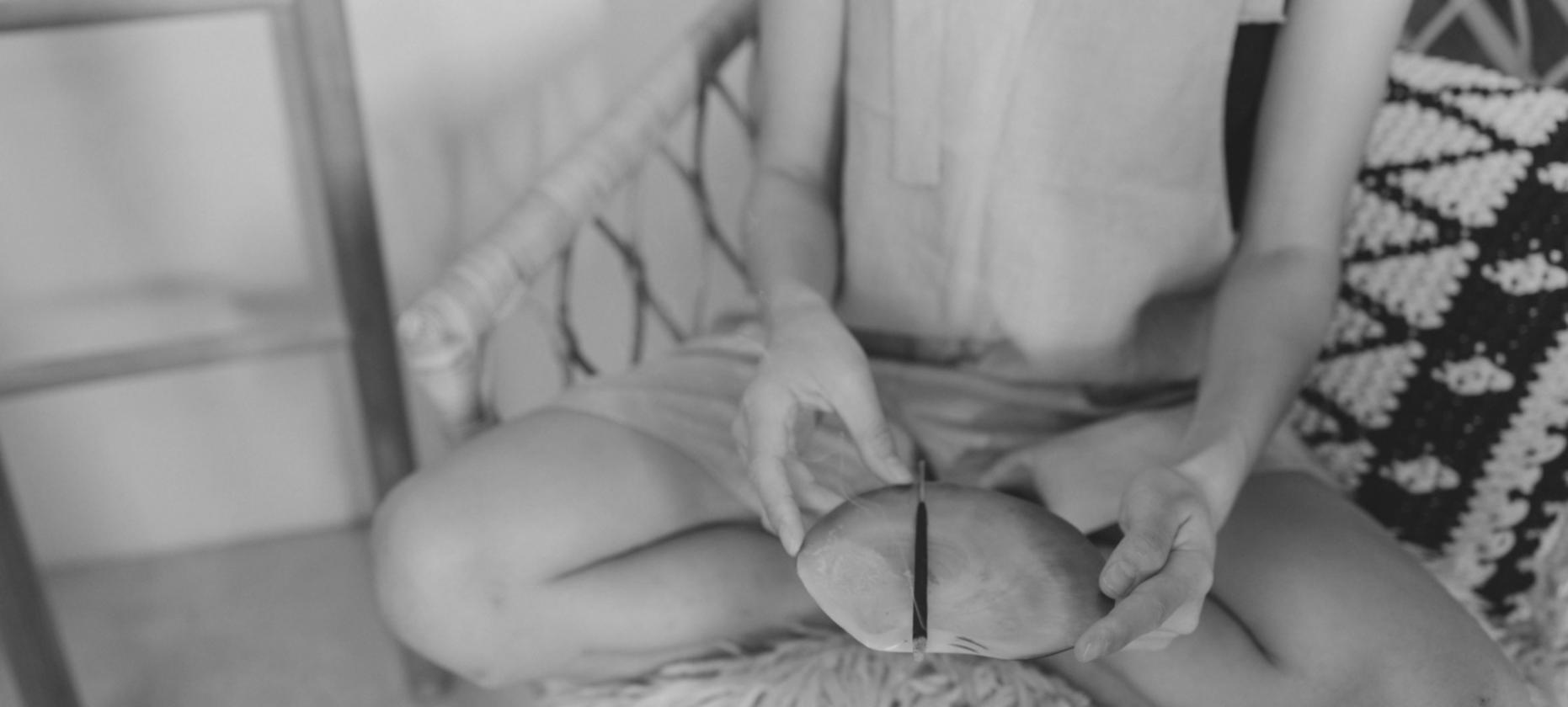 Praticante durante una sessione di meditazione yogica guidata